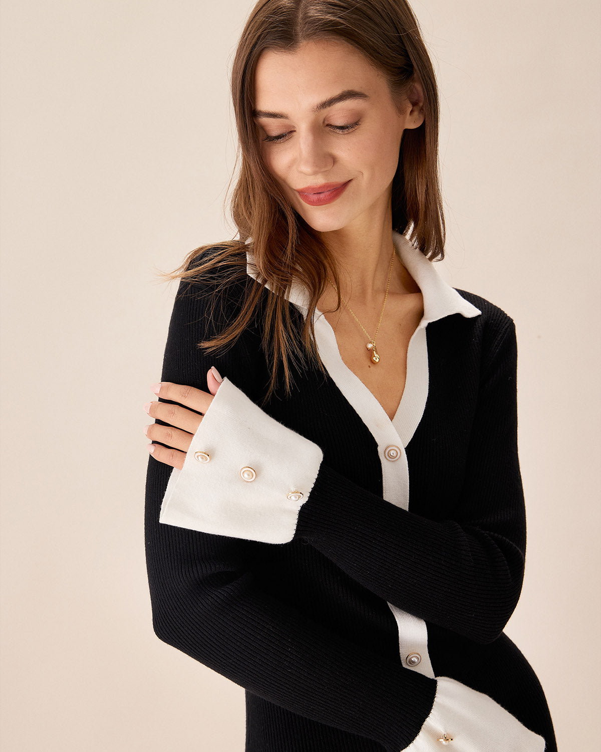 Elena | Robe Pull Noire à Manches Trompette